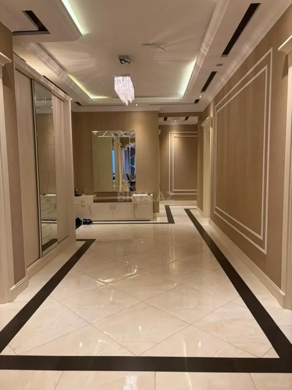 Satılır 4 otaqlı mənzil 215 m²