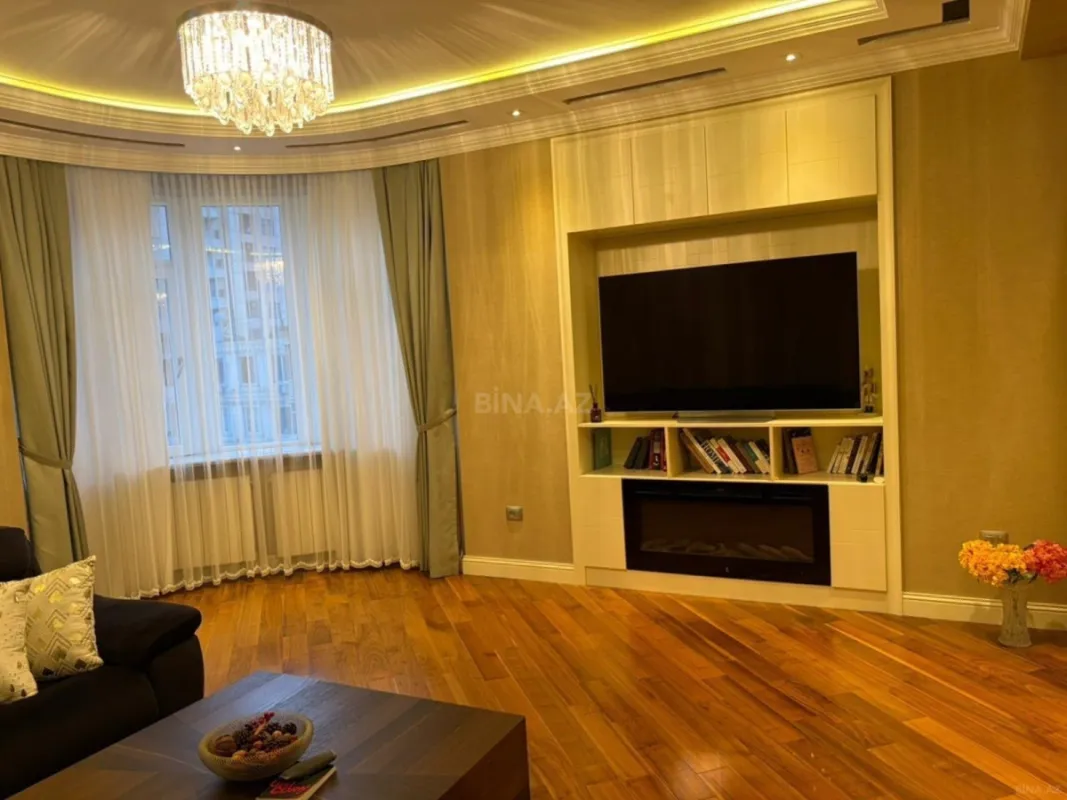 Satılır 4 otaqlı mənzil 215 m²