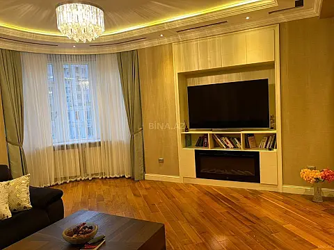 Satılır 4 otaqlı mənzil 215 m²