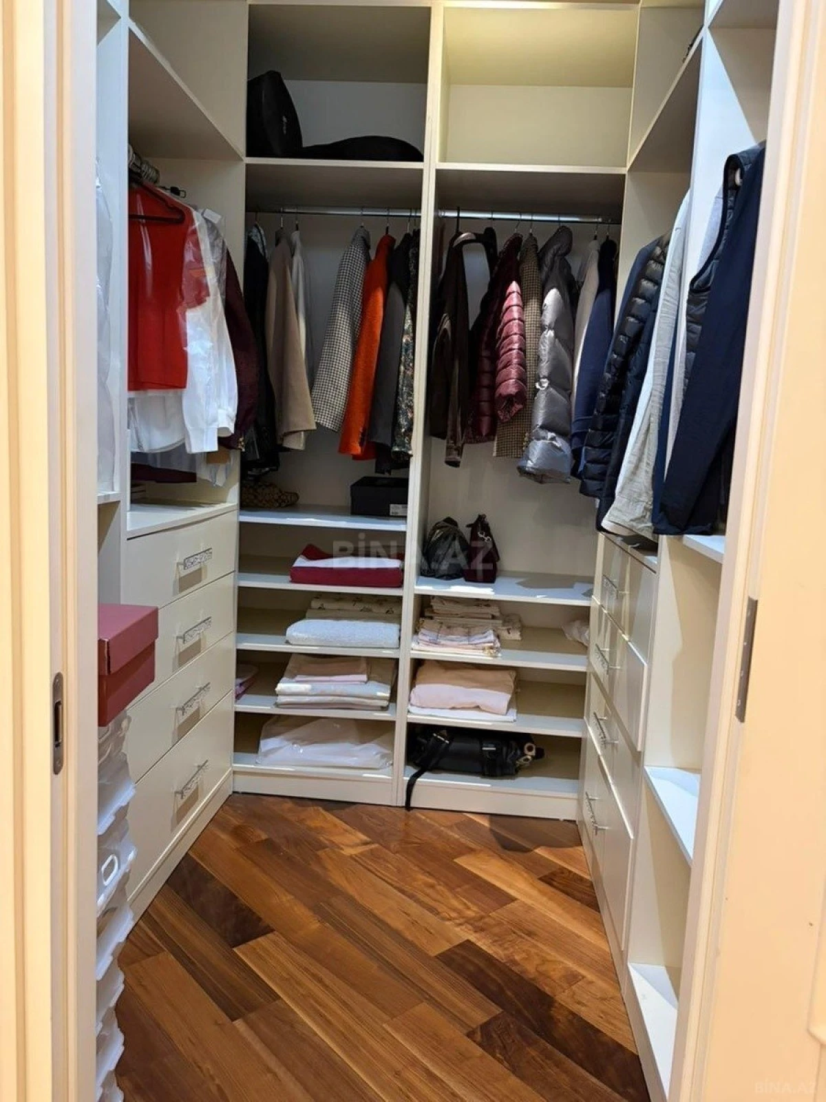 Satılır 4 otaqlı mənzil 215 m²