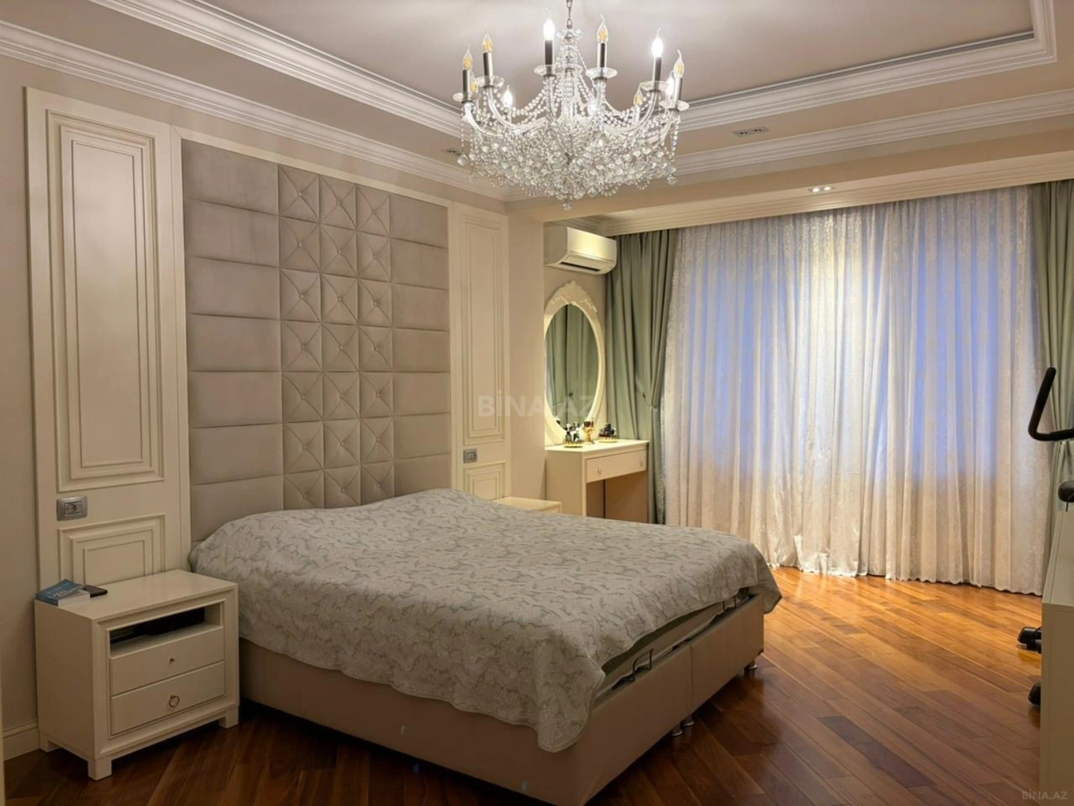 Satılır 4 otaqlı mənzil 215 m²