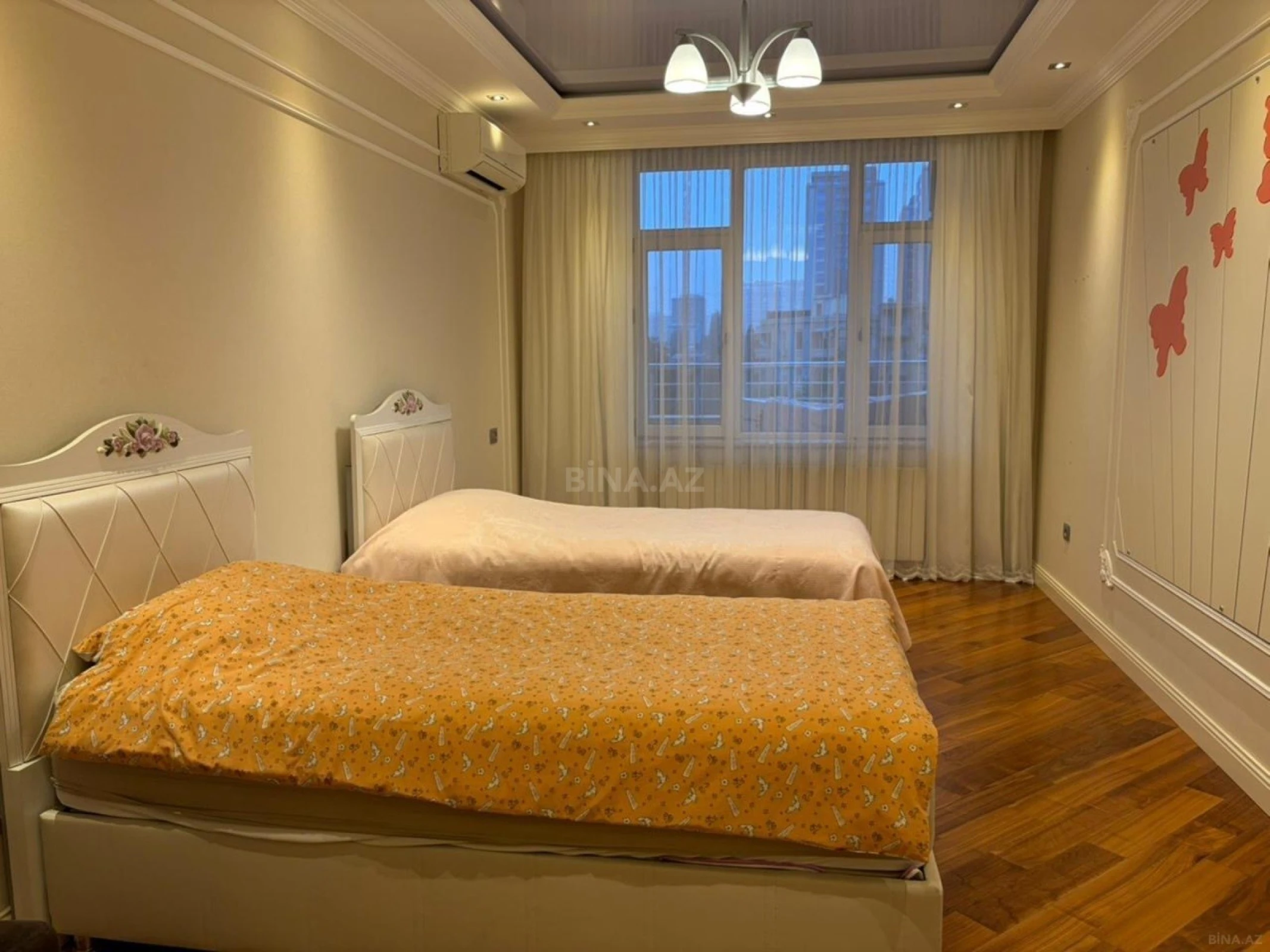 Satılır 4 otaqlı mənzil 215 m²