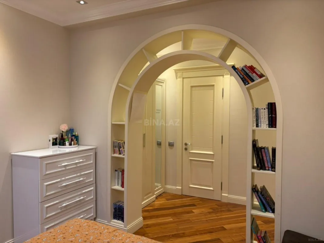 Satılır 4 otaqlı mənzil 215 m²