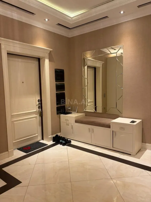 Satılır 4 otaqlı mənzil 215 m²
