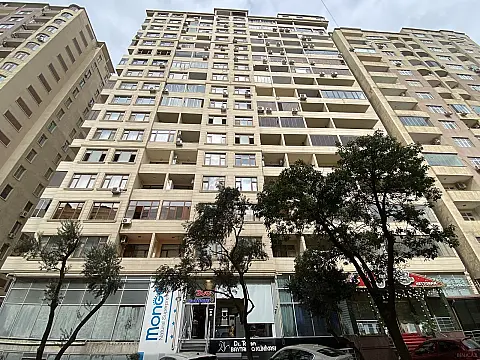 Satılır 4 otaqlı mənzil 215 m²