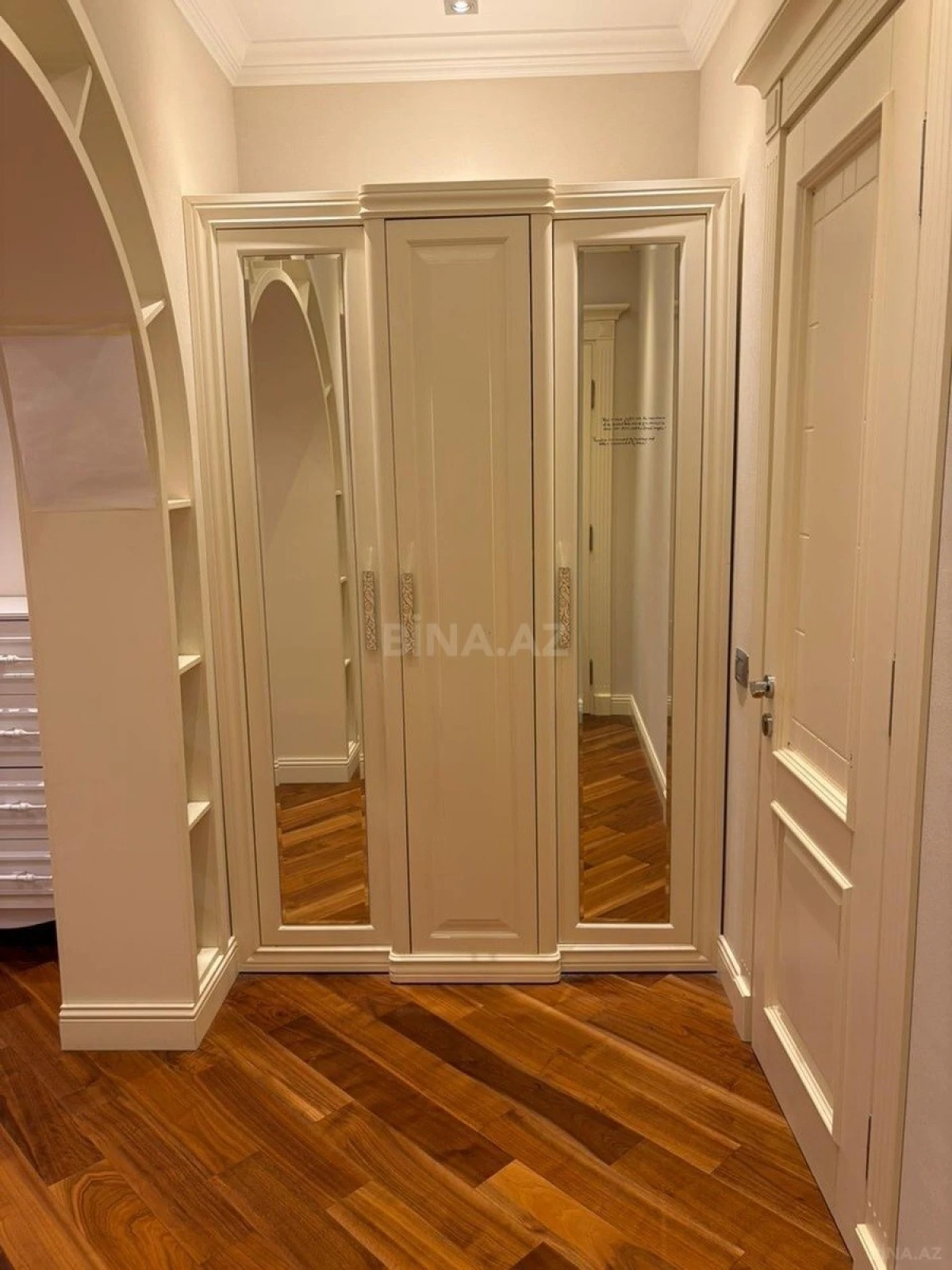 Satılır 4 otaqlı mənzil 215 m²