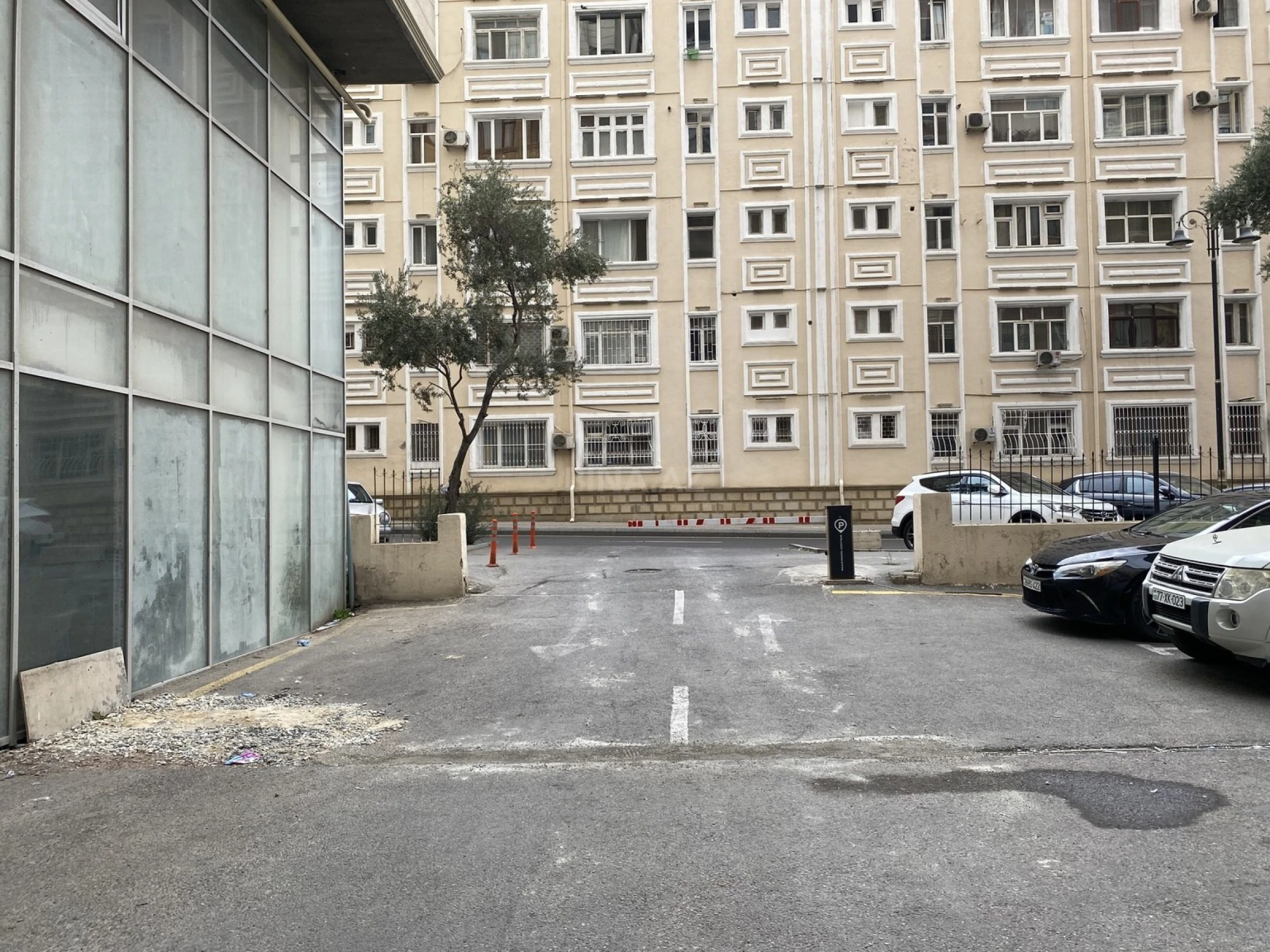 Satılır 4 otaqlı mənzil 215 m²