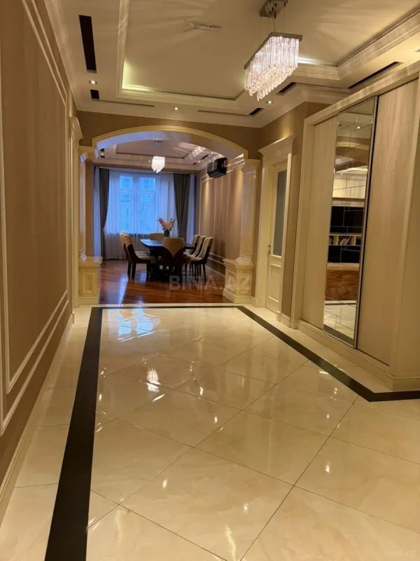 Satılır 4 otaqlı mənzil 215 m²