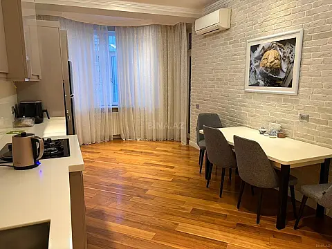 Satılır 4 otaqlı mənzil 215 m²