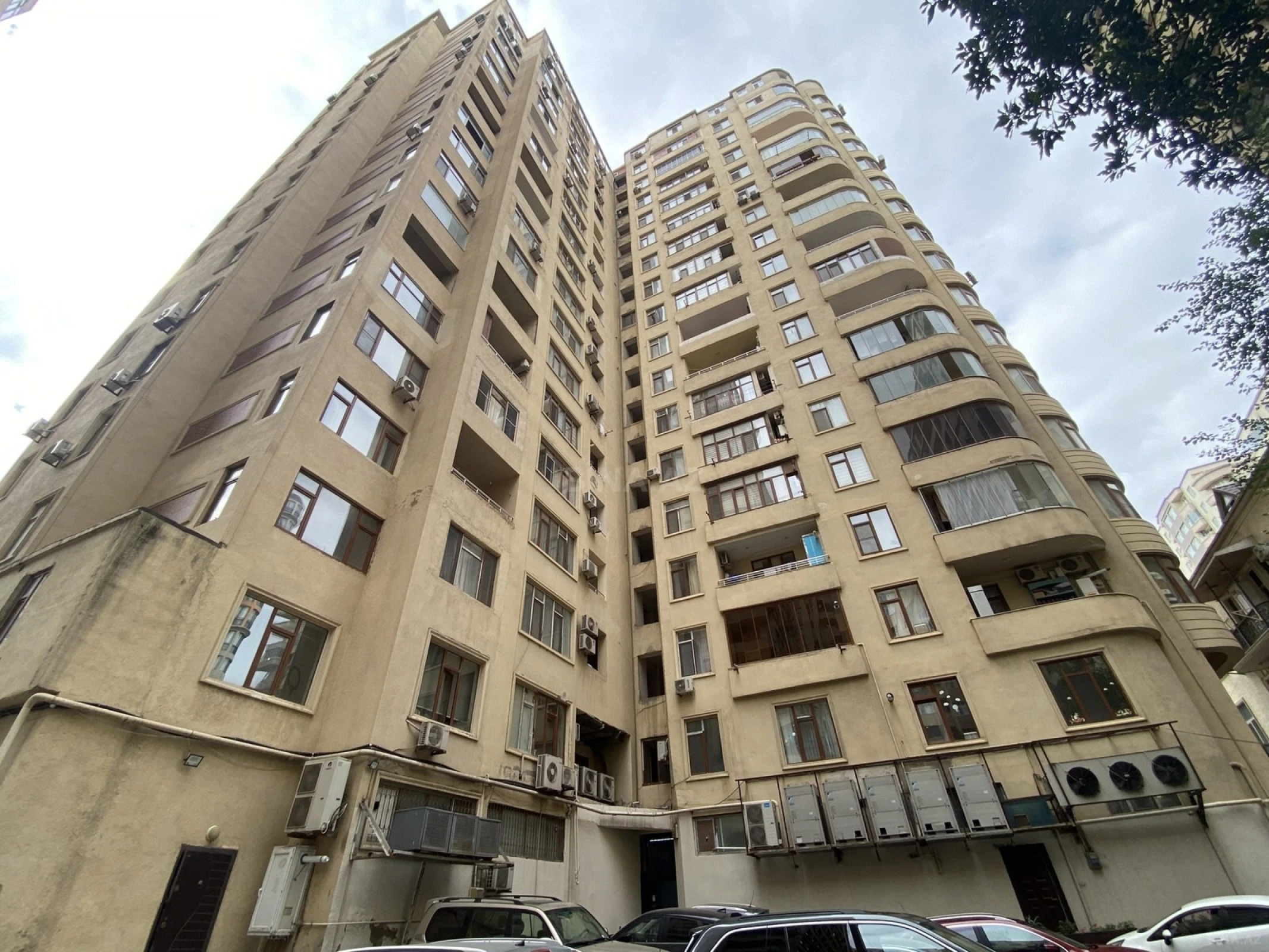 Satılır 4 otaqlı mənzil 215 m²