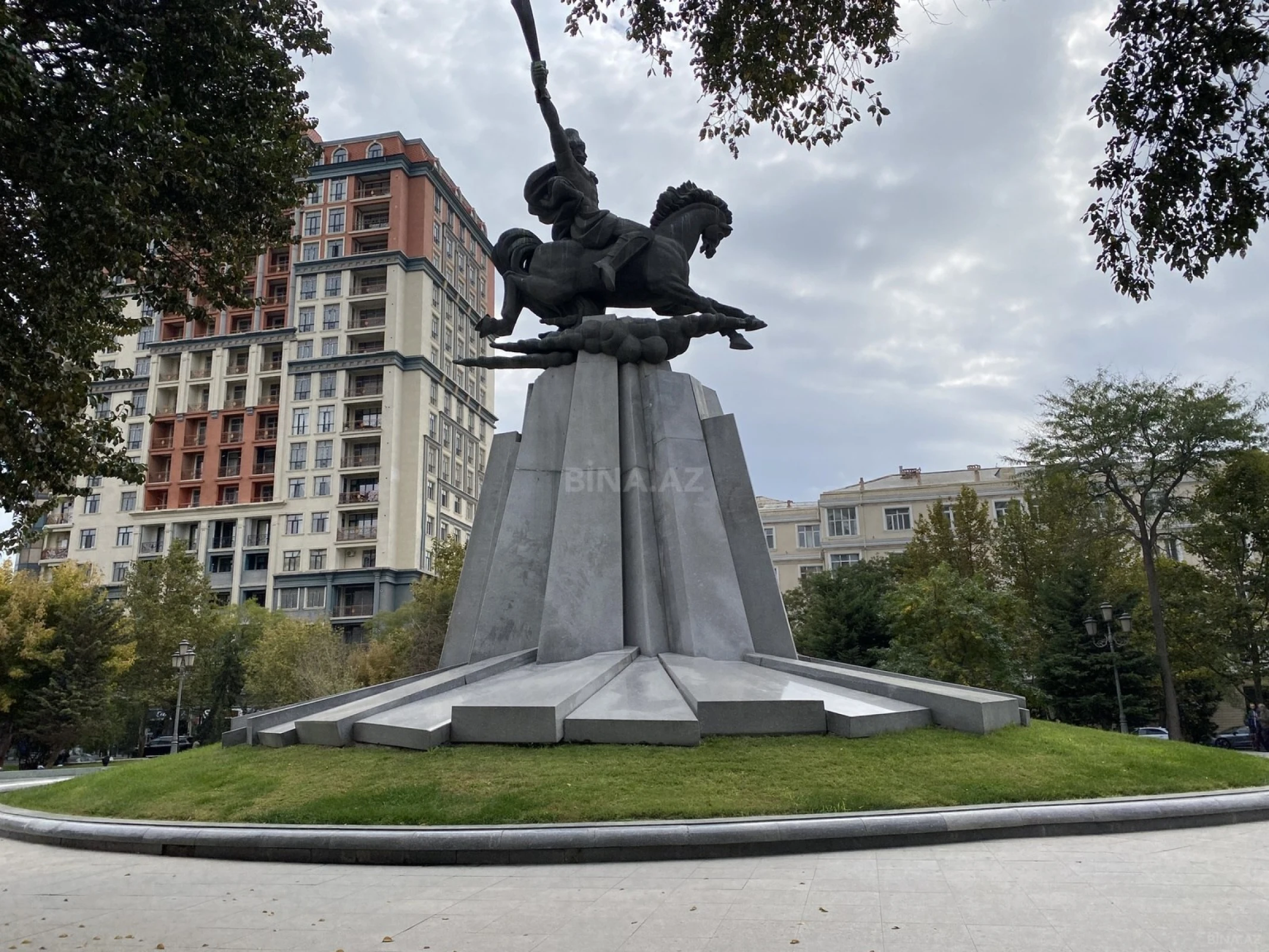 Satılır 4 otaqlı mənzil 215 m²