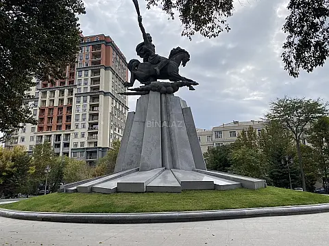 Satılır 4 otaqlı mənzil 215 m²