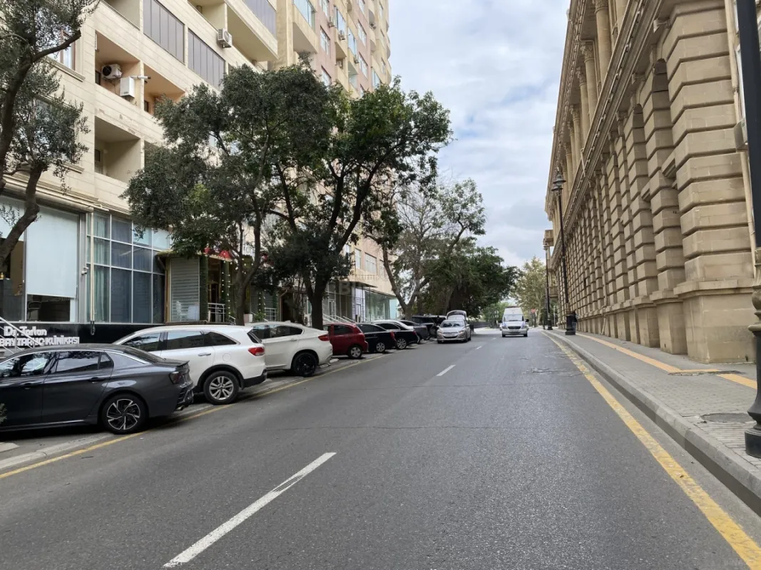 Satılır 4 otaqlı mənzil 215 m²