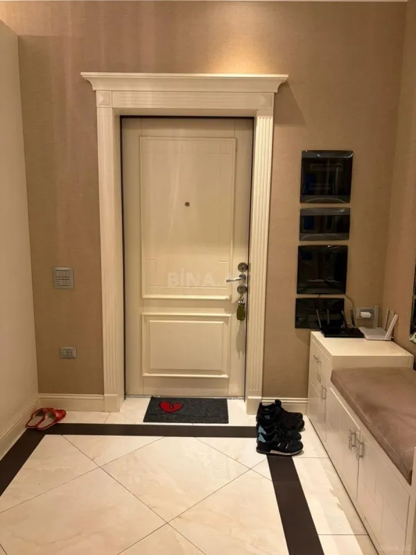 Satılır 4 otaqlı mənzil 215 m²