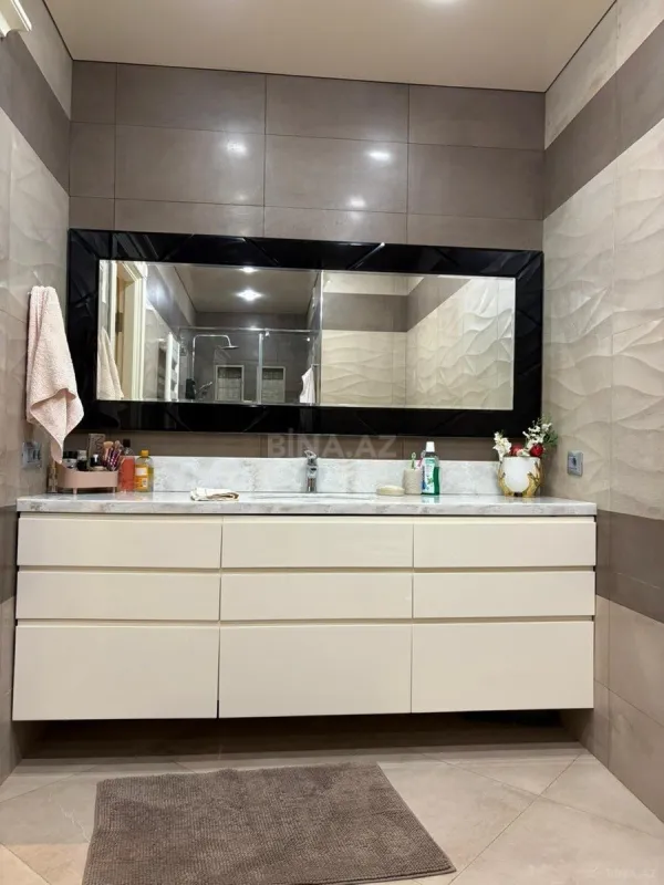 Satılır 4 otaqlı mənzil 215 m²