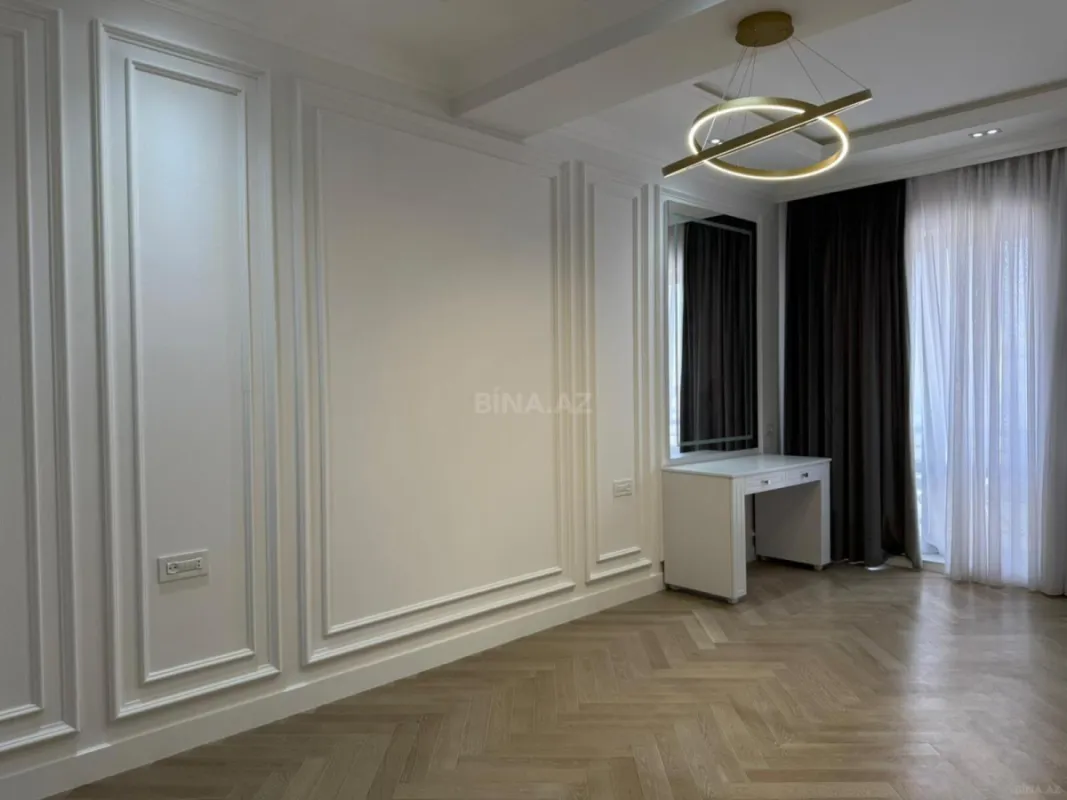 Satılır 4 otaqlı mənzil 235 m²