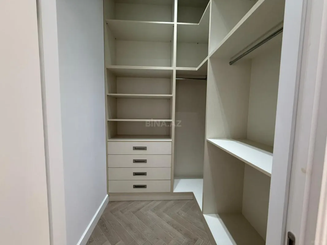 Satılır 4 otaqlı mənzil 235 m²