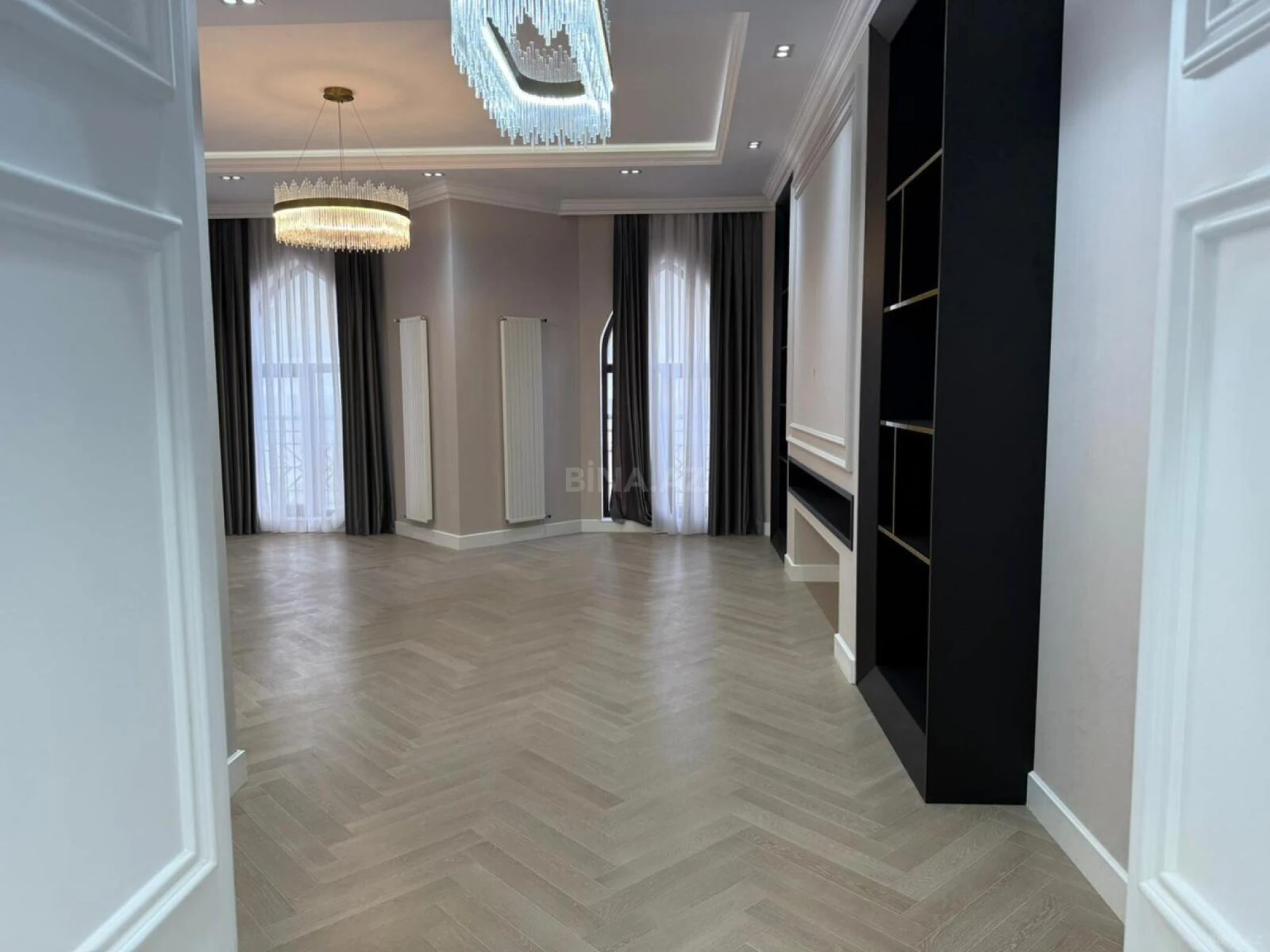 Satılır 4 otaqlı mənzil 235 m²