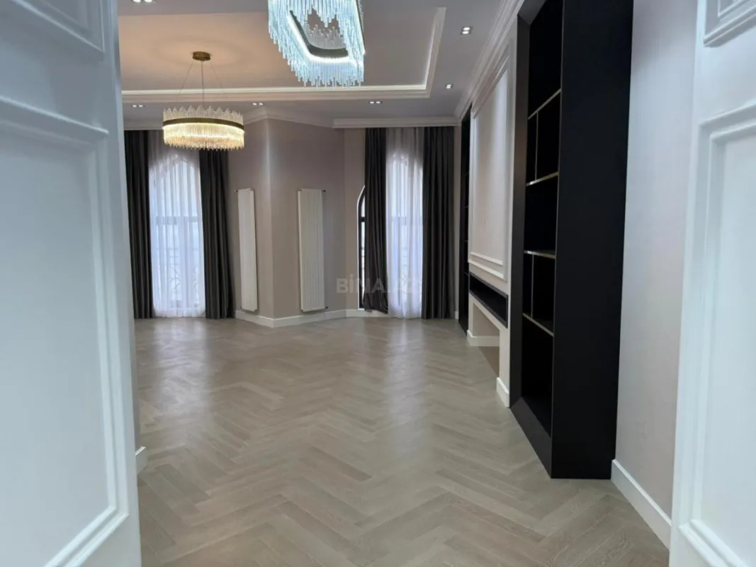 Satılır 4 otaqlı mənzil 235 m²