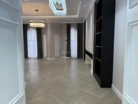 Satılır 4 otaqlı mənzil 235 m²