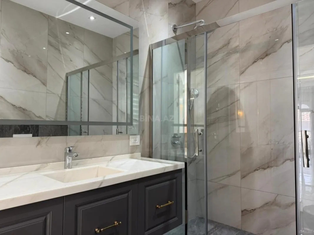 Satılır 4 otaqlı mənzil 235 m²