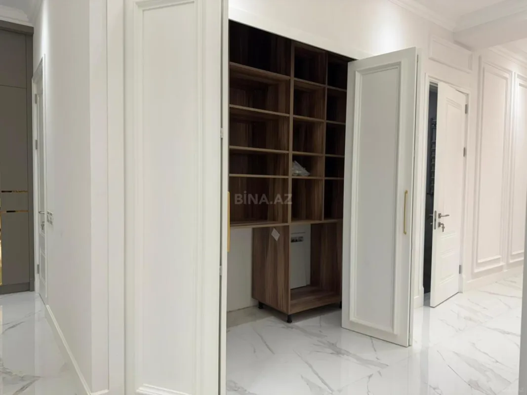 Satılır 4 otaqlı mənzil 235 m²