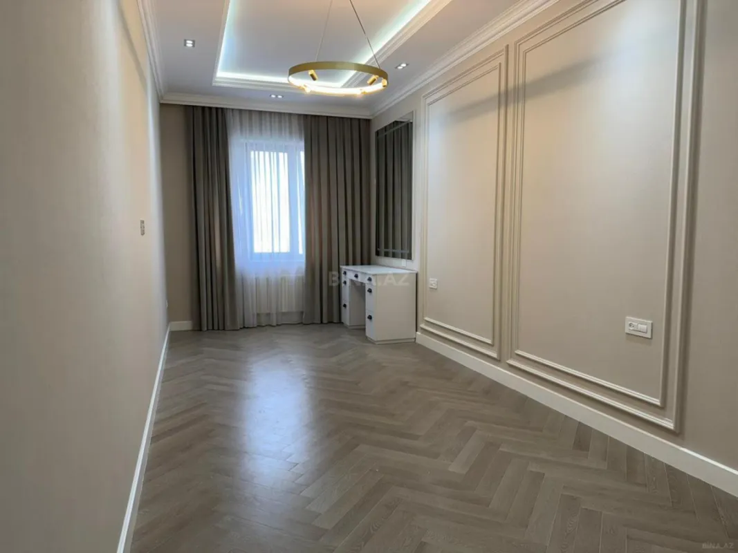 Satılır 4 otaqlı mənzil 235 m²