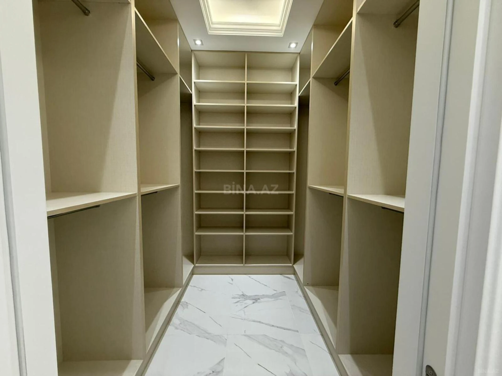 Satılır 4 otaqlı mənzil 235 m²