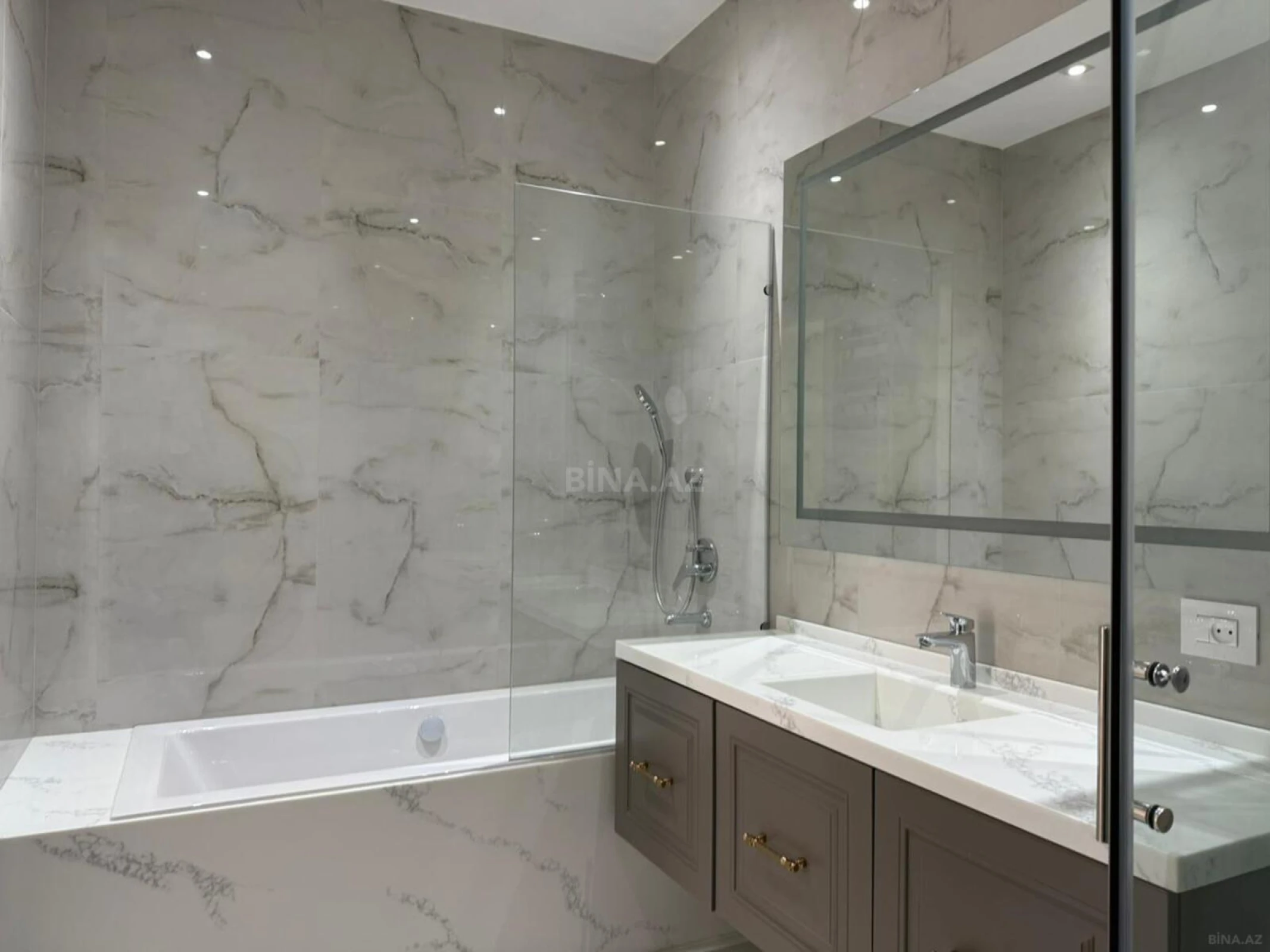 Satılır 4 otaqlı mənzil 235 m²