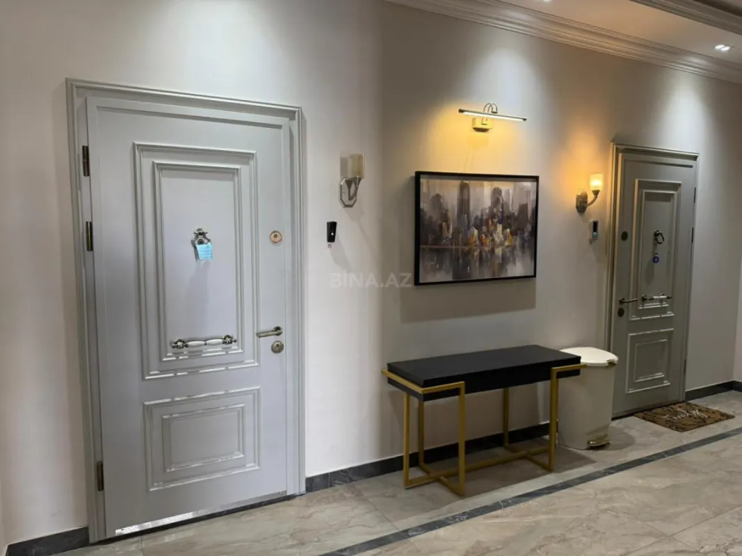 Satılır 4 otaqlı mənzil 235 m²