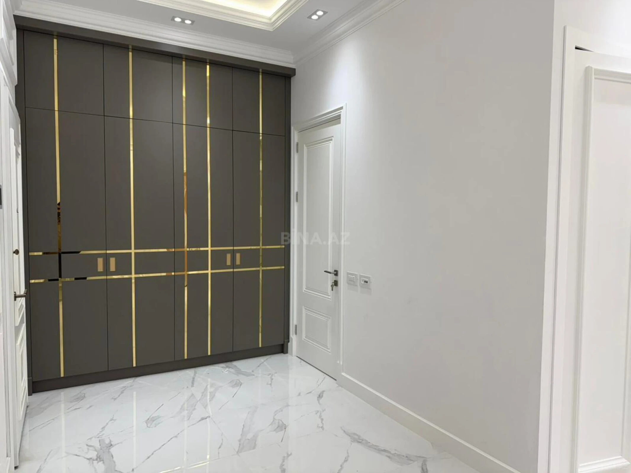 Satılır 4 otaqlı mənzil 235 m²