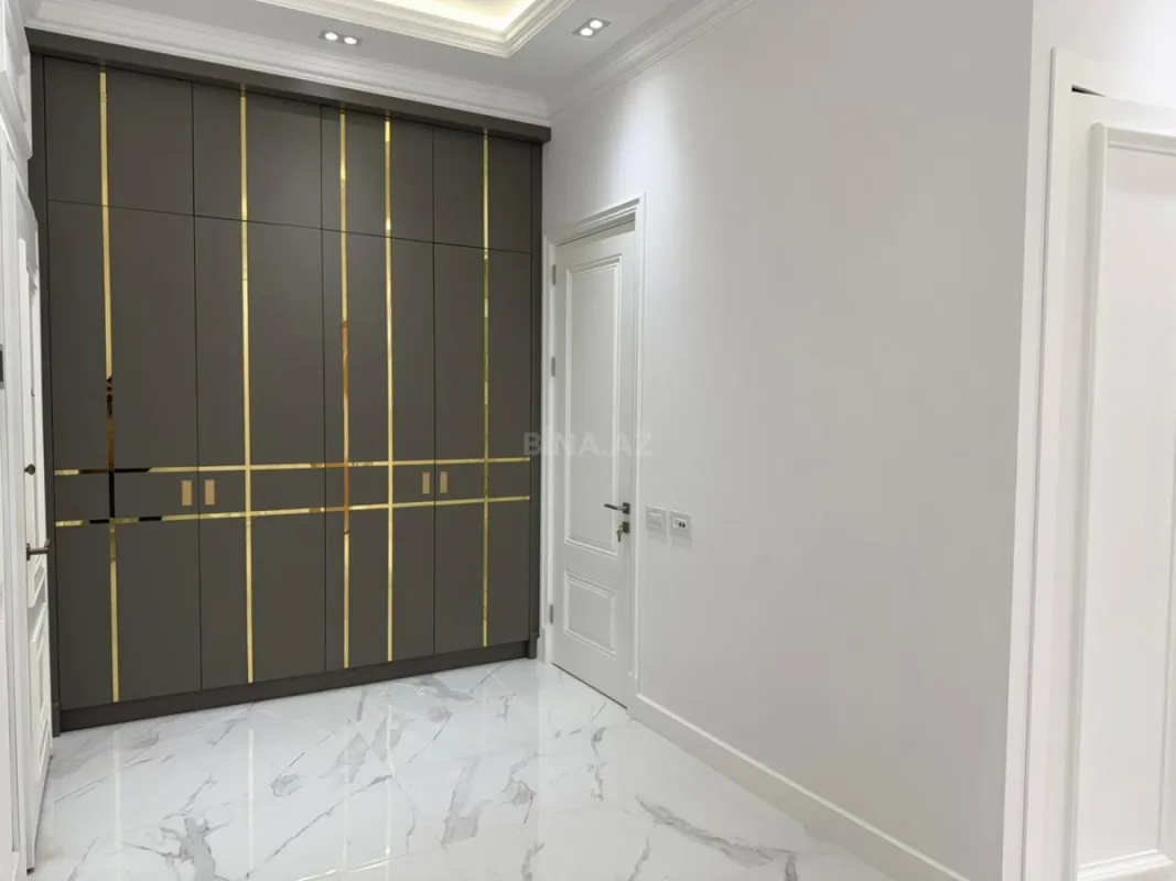 Satılır 4 otaqlı mənzil 235 m²