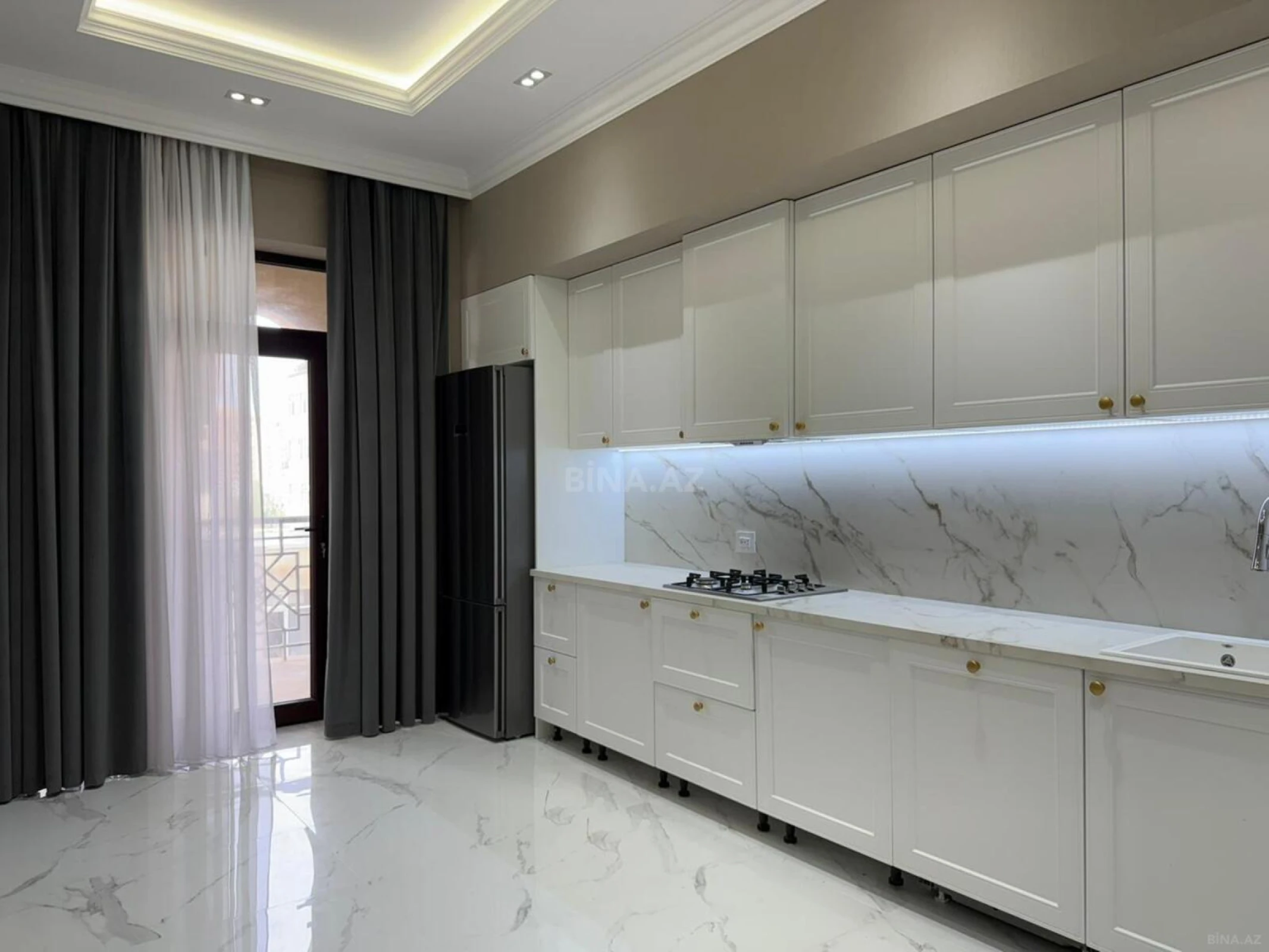 Satılır 4 otaqlı mənzil 235 m²