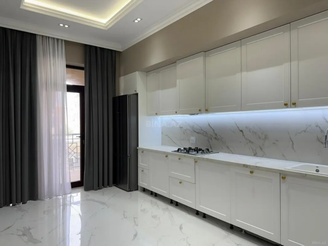 Satılır 4 otaqlı mənzil 235 m²