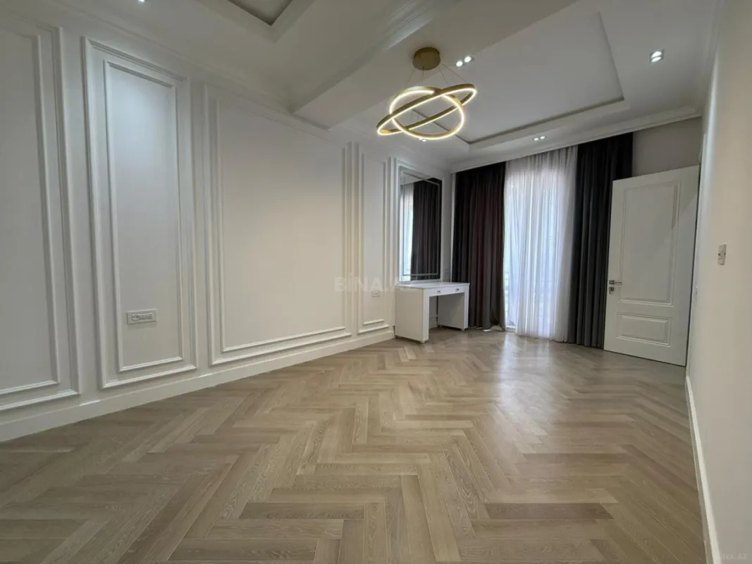 Satılır 4 otaqlı mənzil 235 m²