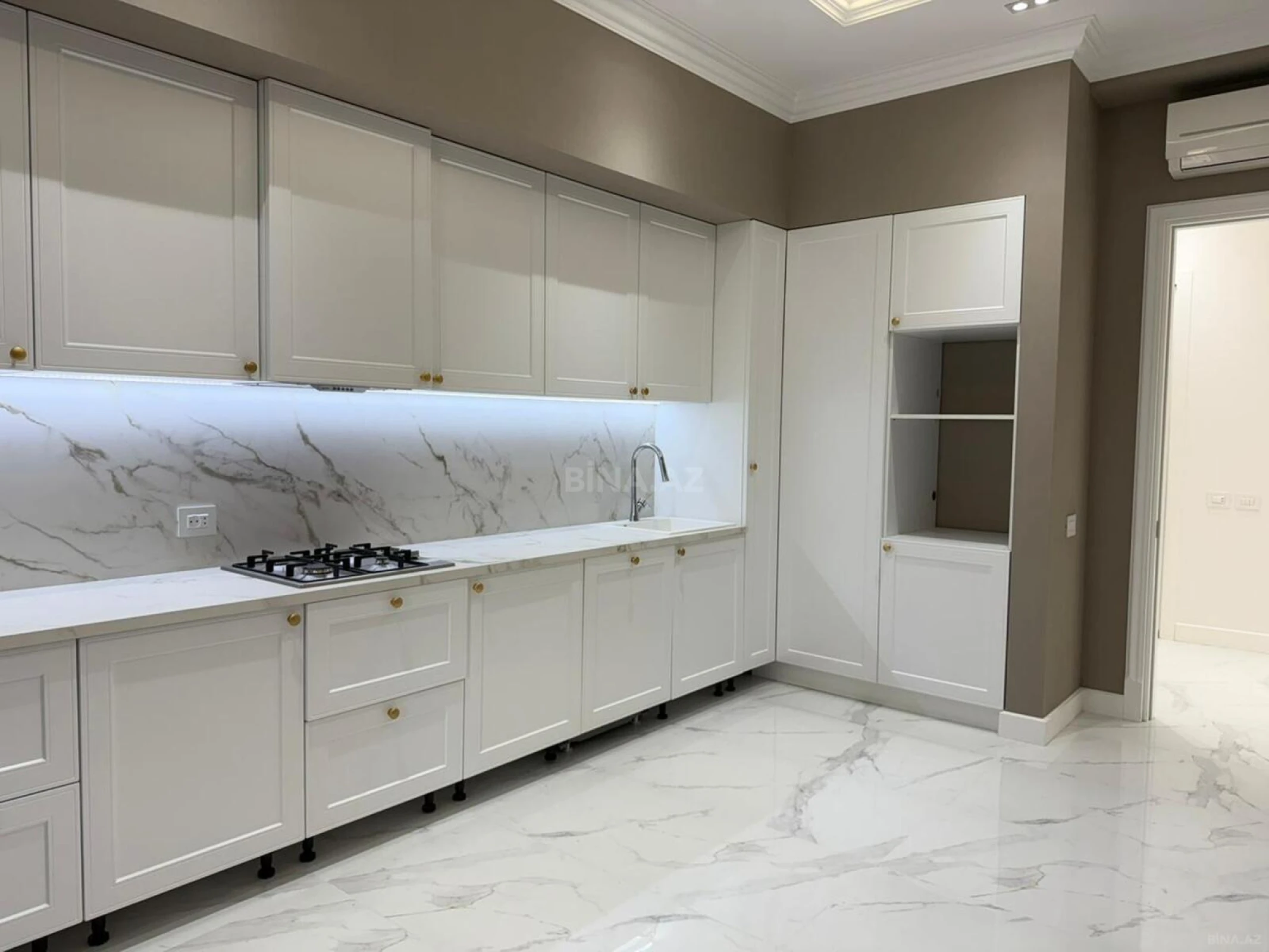 Satılır 4 otaqlı mənzil 235 m²