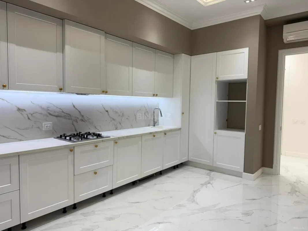 Satılır 4 otaqlı mənzil 235 m²