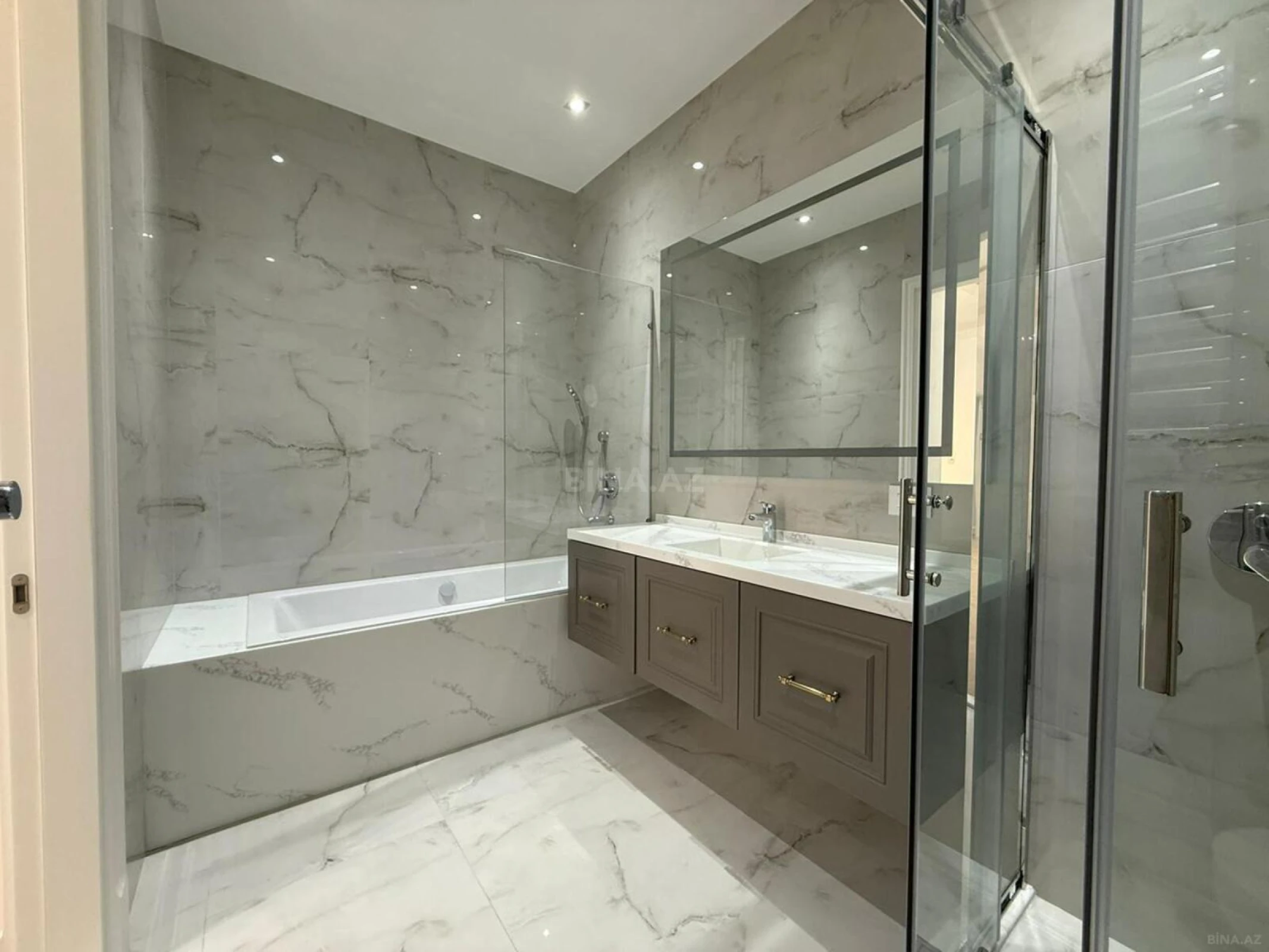 Satılır 4 otaqlı mənzil 235 m²