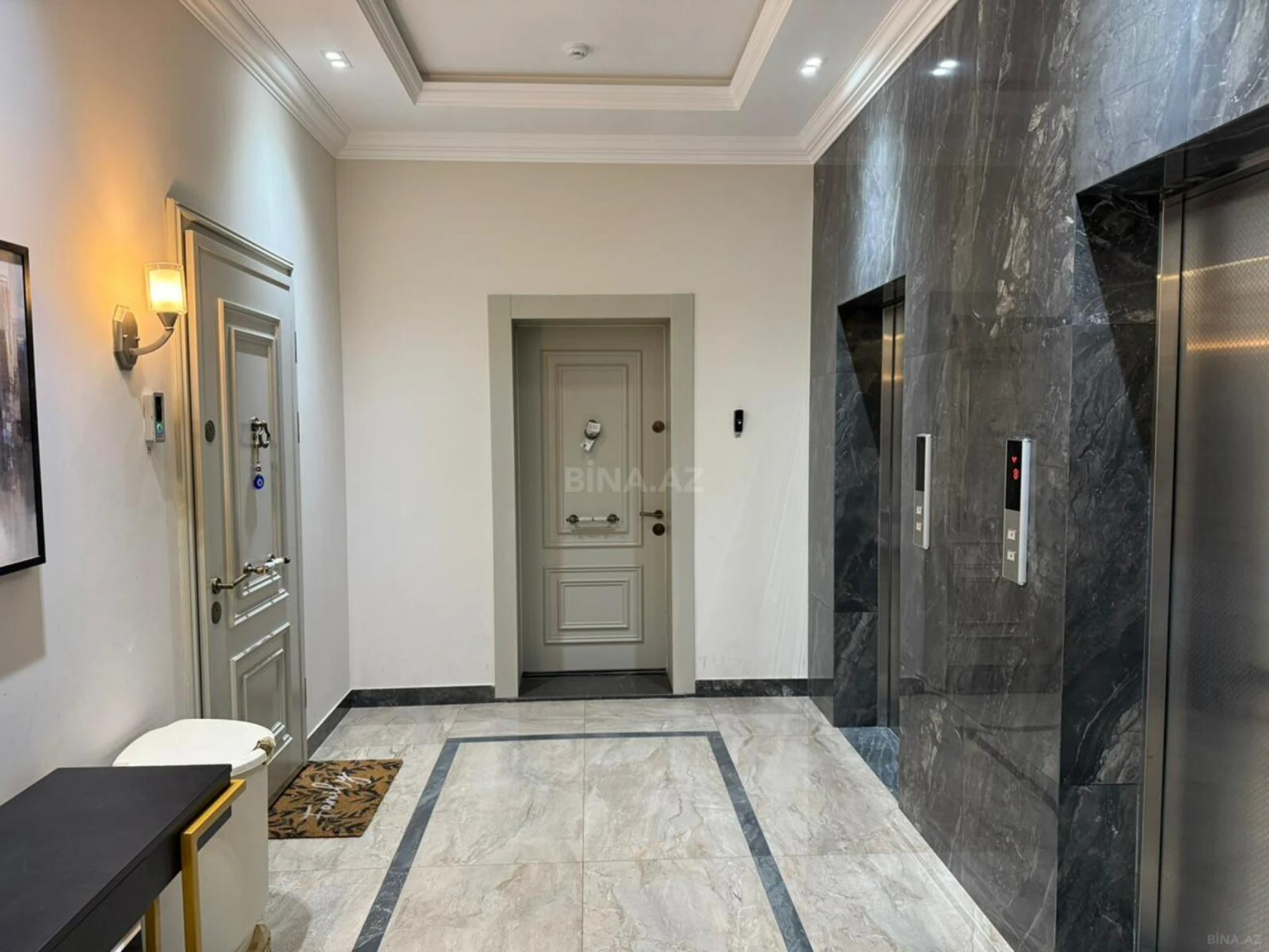 Satılır 4 otaqlı mənzil 235 m²