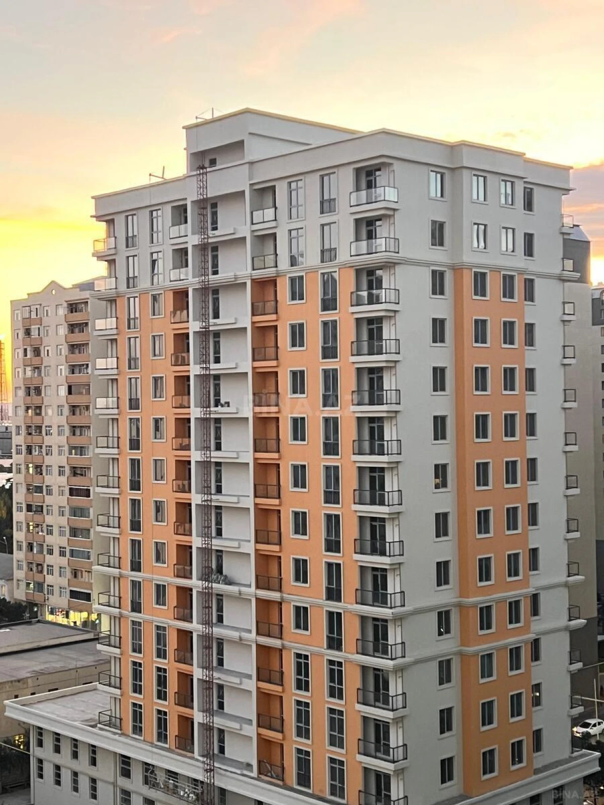 Satılır 3 otaqlı mənzil 107 m²