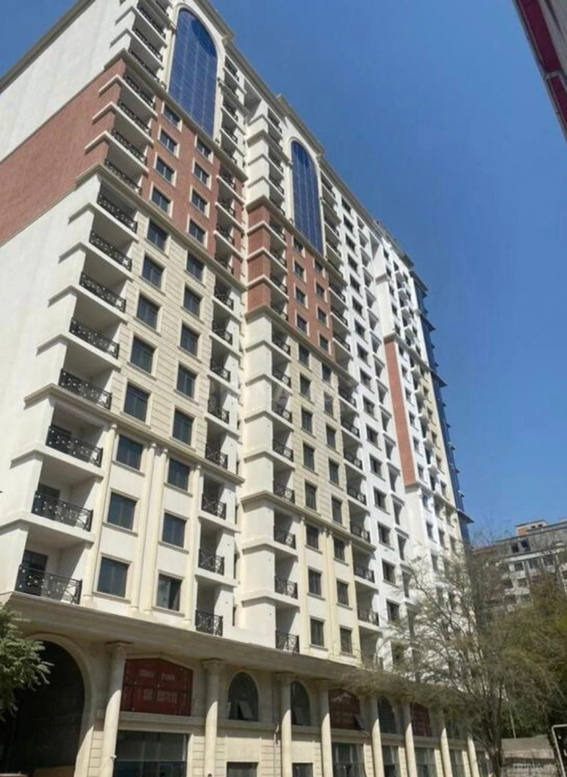Satılır 4 otaqlı mənzil 162 m²