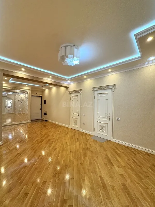 Satılır 3 otaqlı mənzil 133 m²