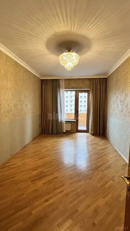 Satılır 4 otaqlı mənzil 146 m²