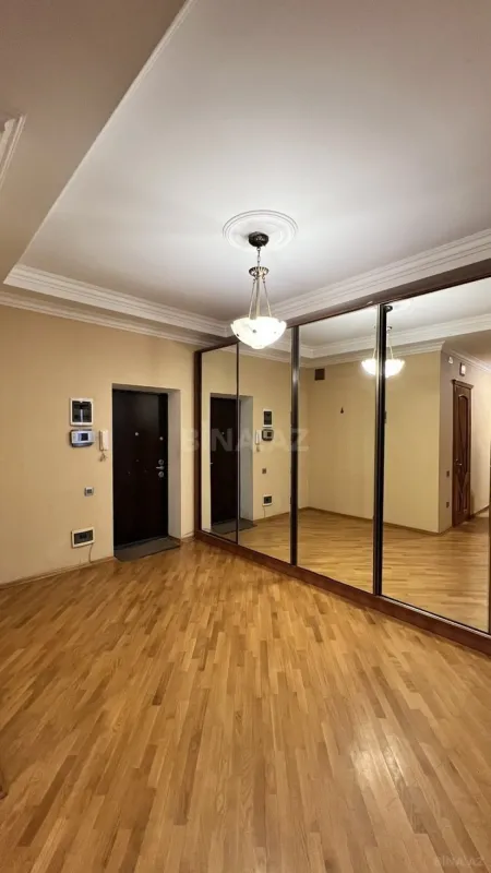 Satılır 4 otaqlı mənzil 146 m²