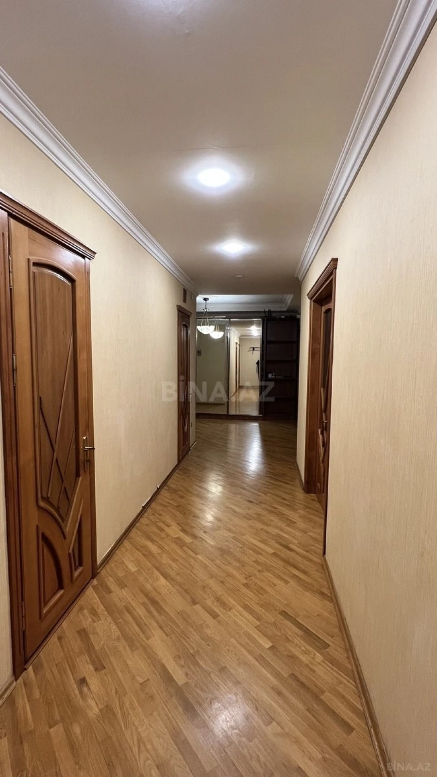Satılır 4 otaqlı mənzil 146 m²