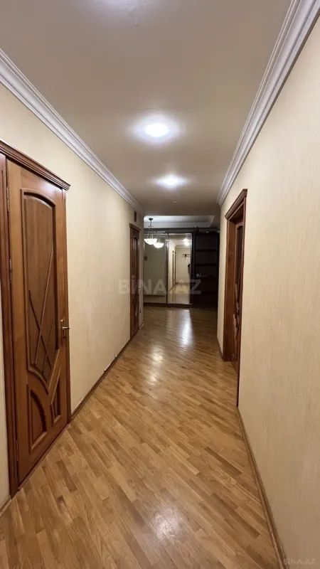 Satılır 4 otaqlı mənzil 146 m²