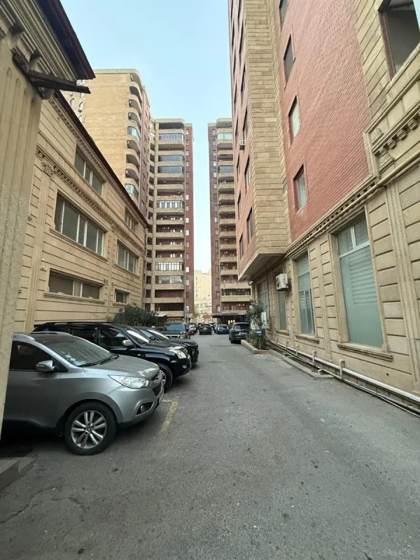 Satılır 4 otaqlı mənzil 146 m²