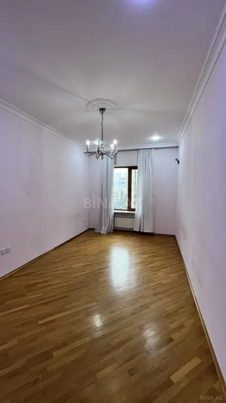 Satılır 4 otaqlı mənzil 146 m²
