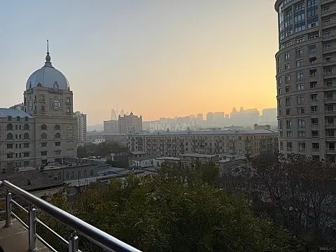 Satılır 4 otaqlı mənzil 146 m²