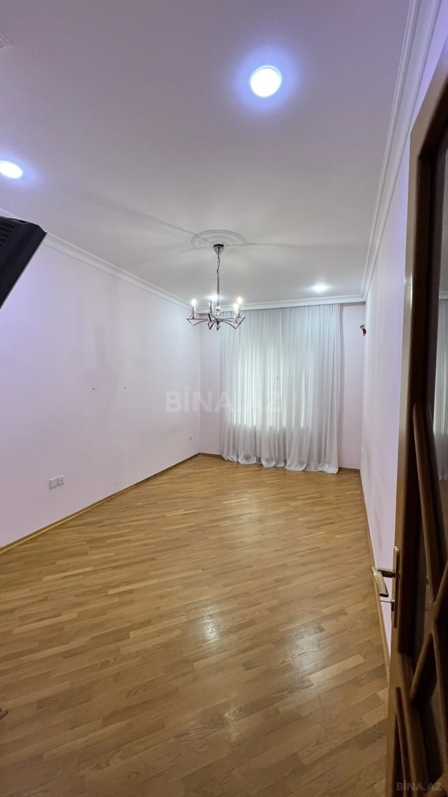 Satılır 4 otaqlı mənzil 146 m²